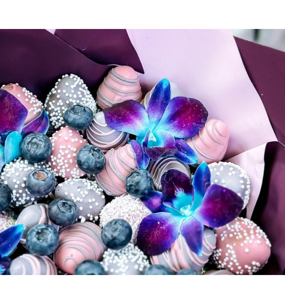 Букет из клубники и орхидей космос